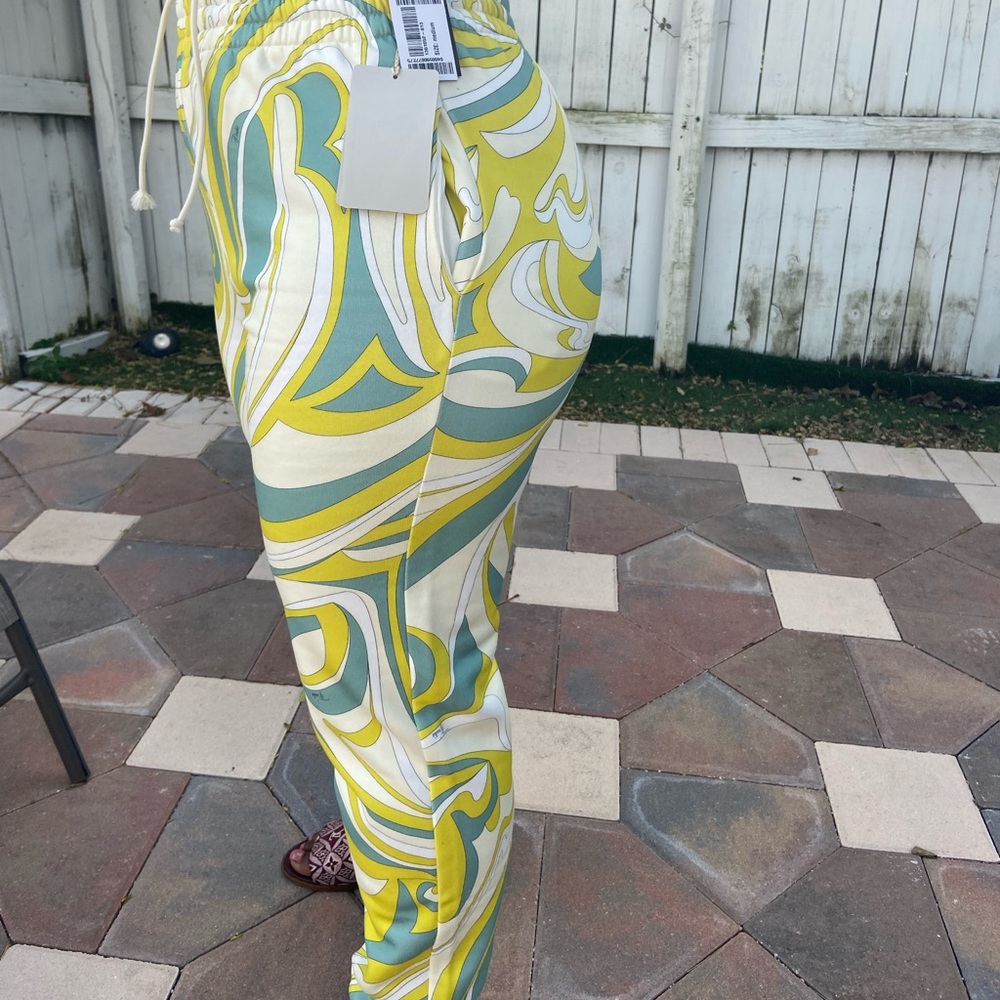 Medium - Picture 4 of 4